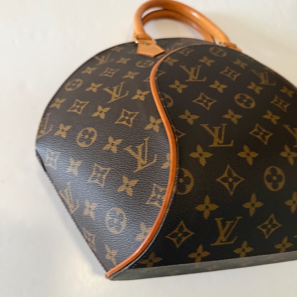 Louis Vuitton Monogram Ellipse - Picture 8 of 16